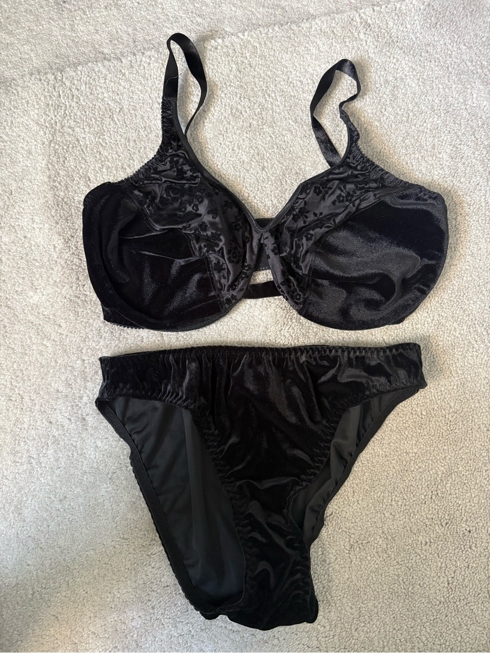 Vintage Y2K 1990’s Cassini Intimates Black Velvet Bra And Undie Set Sz. 38DD-Lg.